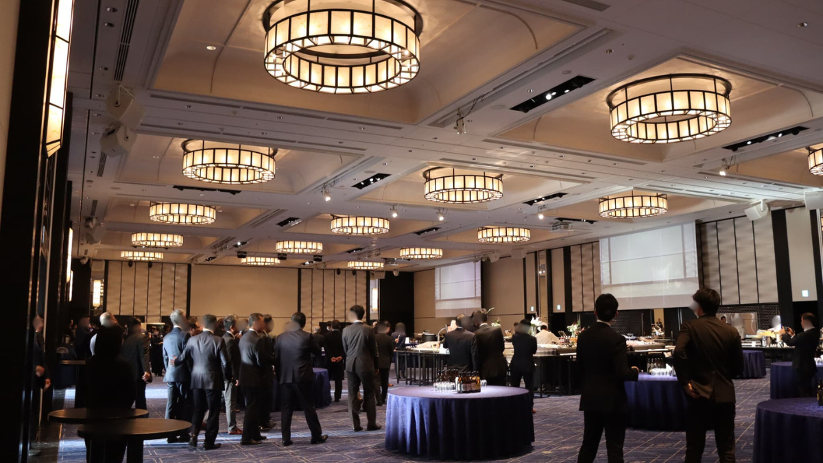 宴会スタート。海を望む広々とした会場で乾杯