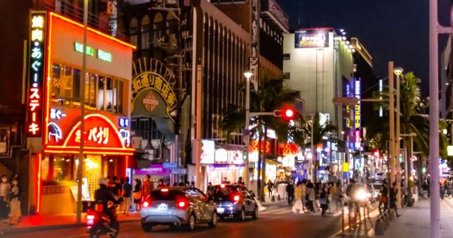 幹事様必見！連泊の夜を彩る「国際通り貸切バス」サービス。移動の不安をゼロにする社員旅行の強い味方